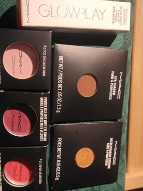 6pcs Bundle MAC Cosmetics Eyeshadow collection and plumping lip gloss